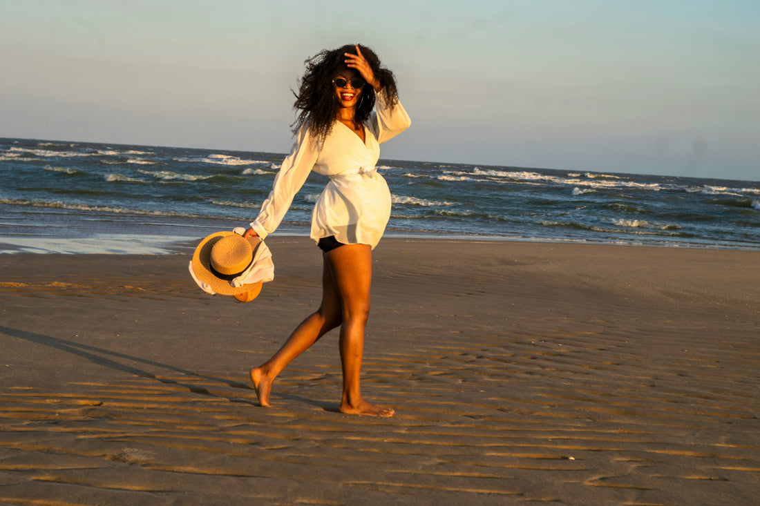 femme_sur_plage_utilise_salon_line
