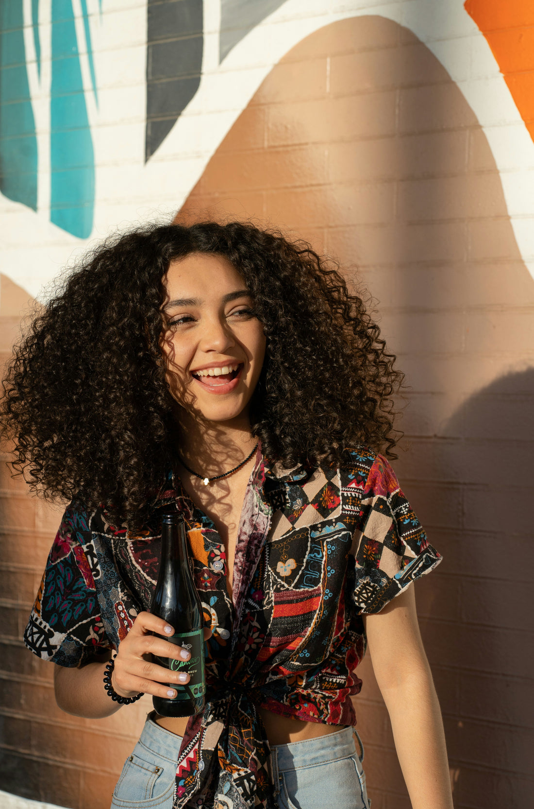 femme utilisant les produits salon line pour faire pousser ses cheveux
